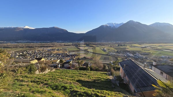 AMPIO IN POSIZIONE SOLEGGIATA CON VISTA 2