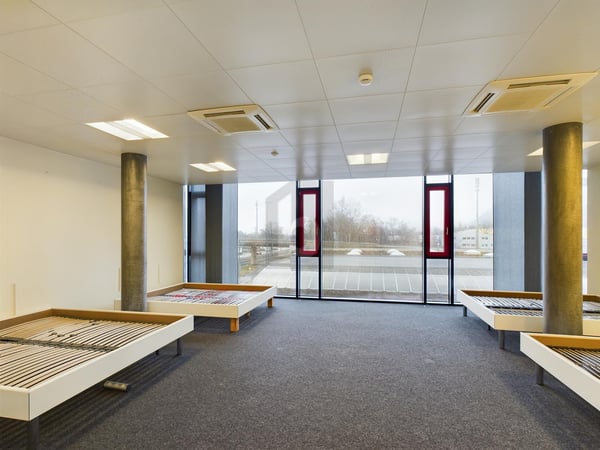 MODERNE, HELLE RÄUMLICHKEITEN 4