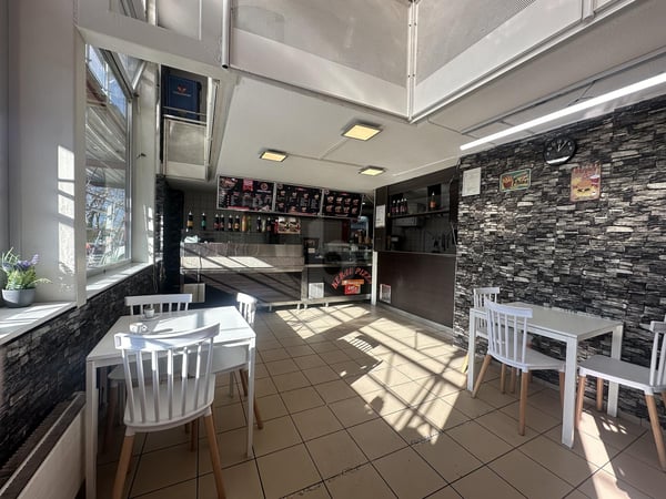 CHARMANT ET CENTRAL AVEC UNE CLIENTÈLE D'HABITUÉS 1