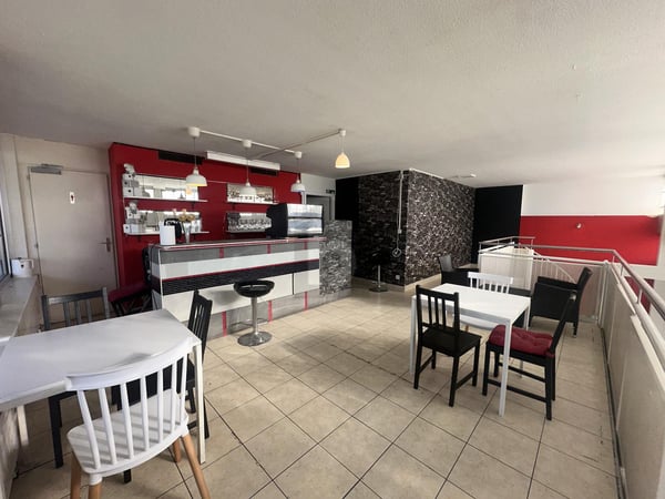 CHARMANT ET CENTRAL AVEC UNE CLIENTÈLE D'HABITUÉS 2