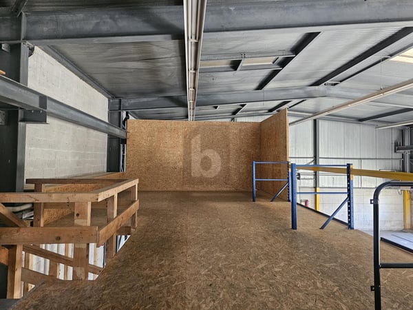 GRANDE HALLE AVEC MEZZANINE ! 2