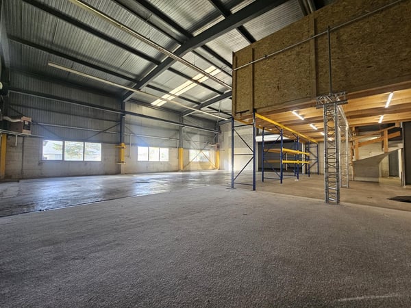 GRANDE HALLE AVEC MEZZANINE ! 3