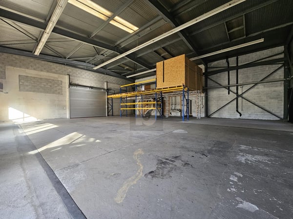 GRANDE HALLE AVEC MEZZANINE ! 1