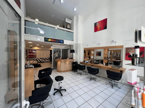 SALON DE COIFFURE EN VIEILLE VILLE 2