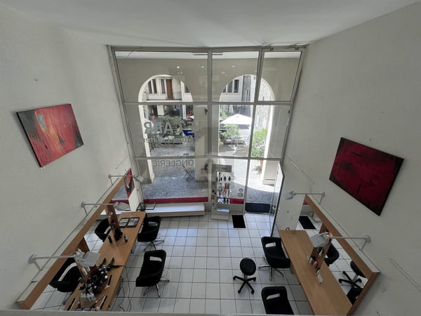 SALON DE COIFFURE EN VIEILLE VILLE 3