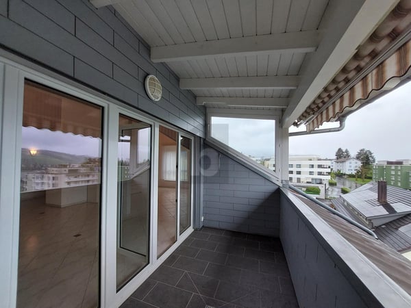 GROSSZÜGIG, ELEGANT MIT GEDEKTEM BALKON 2