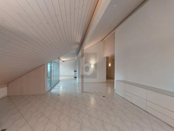 GROSSZÜGIG, ELEGANT MIT GEDEKTEM BALKON 3