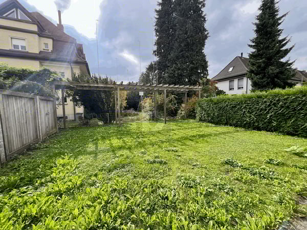 GROSSER GARTEN UND FRISCH RENOVIERTE KÜCHE 1