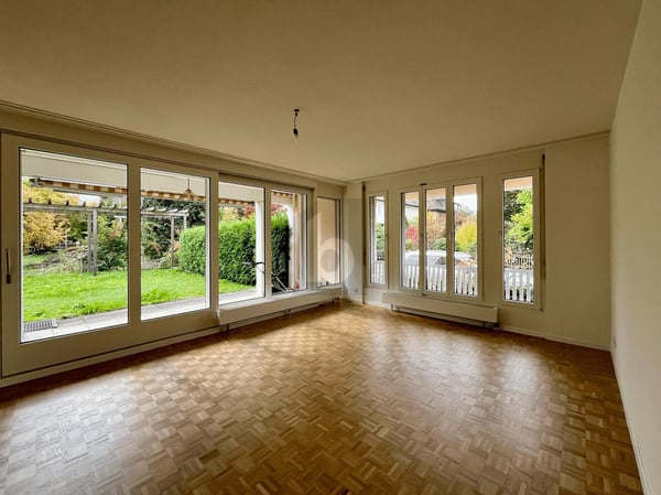 GROSSER GARTEN UND FRISCH RENOVIERTE KÜCHE 3