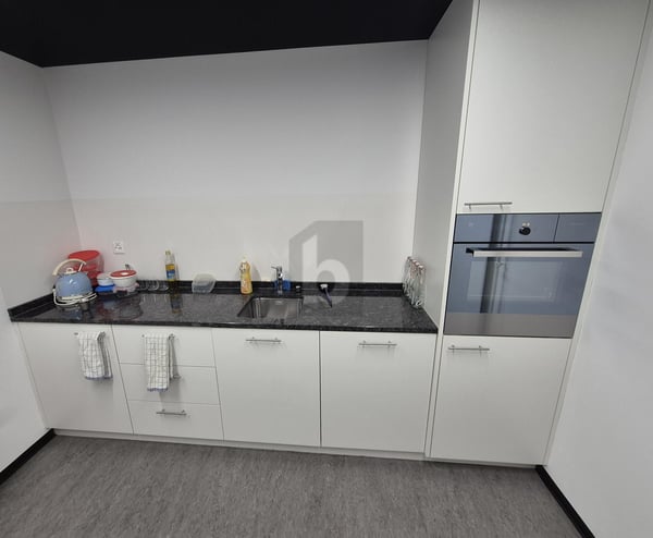 HELLES UND ATTRAKTIVES BÜRO 3