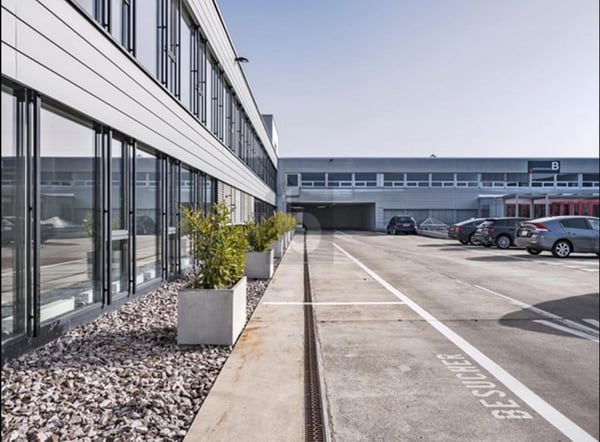 HELLES UND ATTRAKTIVES BÜRO 2