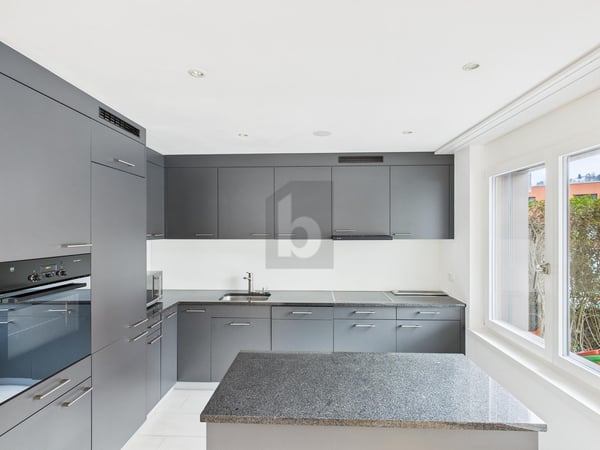 HOCHWERTIG UND STYLISCH MIT SONNIGEM SITZPLATZ! 2