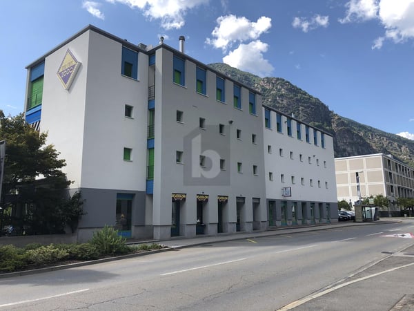 NEGOZIO IN POSIZIONE CENTRALE 1