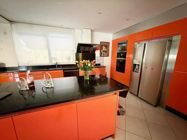 LUMINOSA,AMPIA CON PISCINA E 4 POSTI AUTO 5