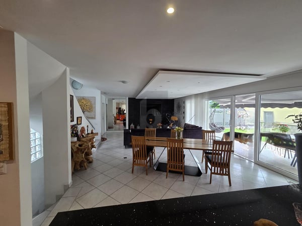 LUMINOSA,AMPIA CON PISCINA E 4 POSTI AUTO 3