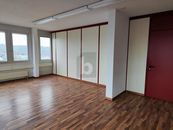 PRAKTISCHE RÄUMLICHKEIT IDEAL FÜR IHRE ARBEIT 06 3