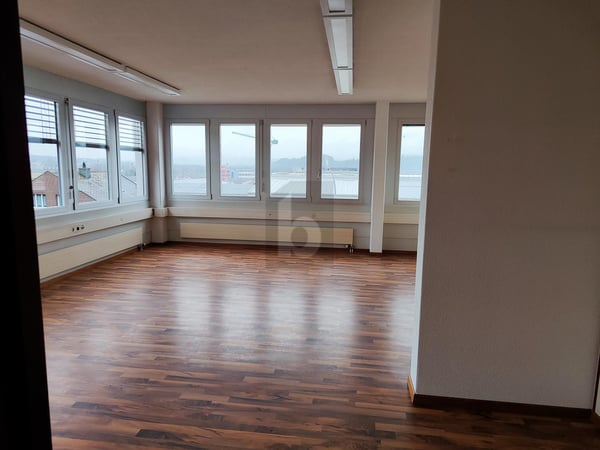 PRAKTISCHE RÄUMLICHKEIT IDEAL FÜR IHRE ARBEIT 06 2