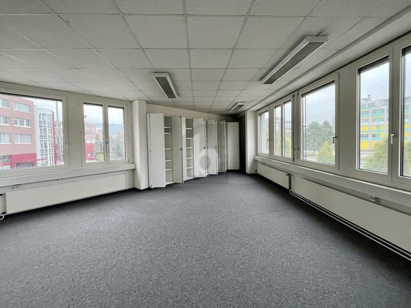 HELL UND MODERN, NÄHE BAHNHOF 4