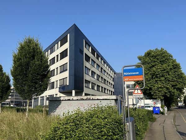 HELL UND MODERN, NÄHE BAHNHOF 1