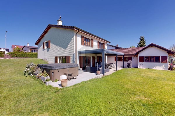 LUMINEUSE, AVEC JACUZZI DANS QUARTIER RÉSIDENTIEL