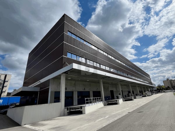 HELL MIT VIEL PLATZ 1