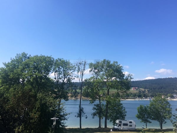 SPACIEUX AVEC JARDIN AU BORD DU LAC 3