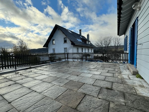 SPACIEUX AVEC JARDIN AU BORD DU LAC 2