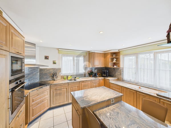 MARMOR KÜCHE UND GROSSZÜGIGER AUSSENBEREICH 2