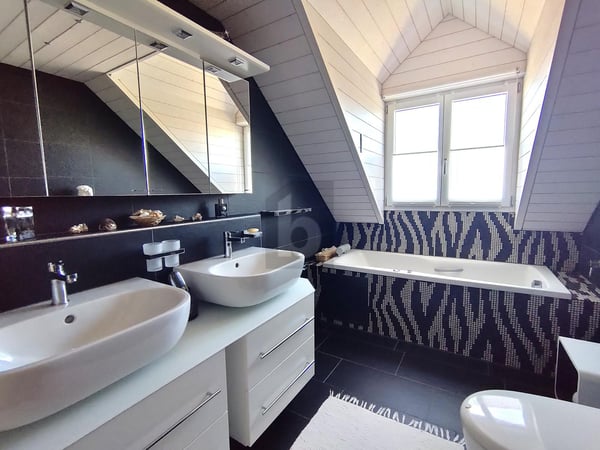 RUHIG GELEGEN, MIT HOHEM AUSBAU-STANDARD 5