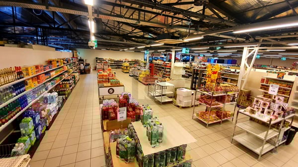 DANS UN CENTRE COMMERCIAL ET TRÈS SPACIEUX 2