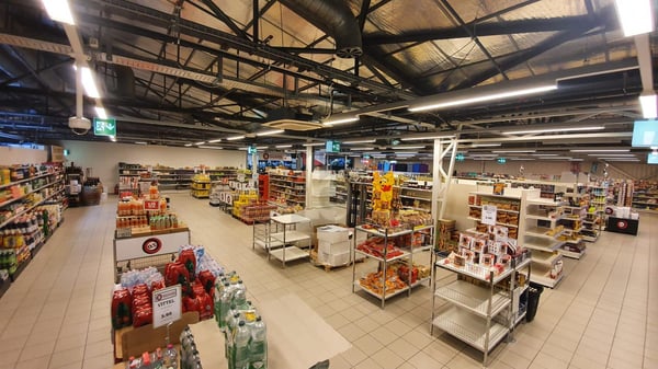 DANS UN CENTRE COMMERCIAL ET TRÈS SPACIEUX 1