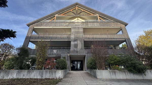 IM HERZEN VON HINWIL MIT BLICK ZUM BACHTEL 1