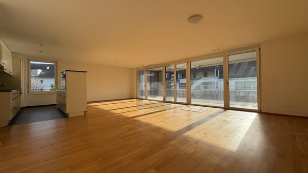 IM HERZEN VON HINWIL MIT BLICK ZUM BACHTEL 3