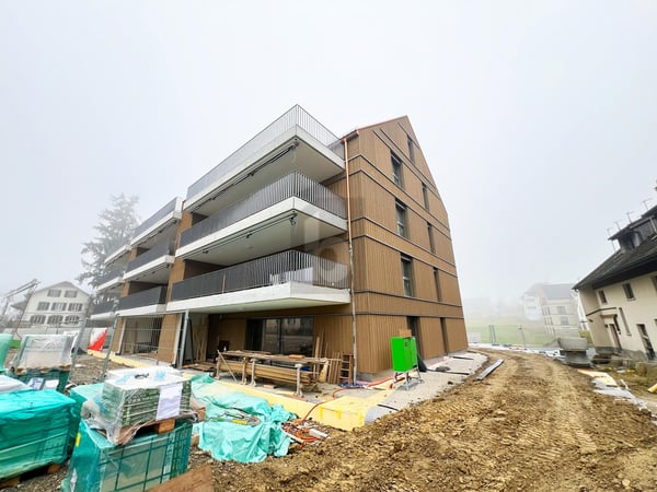 TOP MODERN MIT BALKON AUF DEM LAND 1