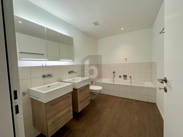 GROSSZÜGIG UND HELL MIT KLEINEM GARTEN 4