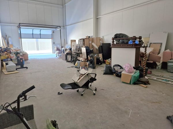 DÉPÔT NEUF LE LONG DE L'AUTOROUTE 3