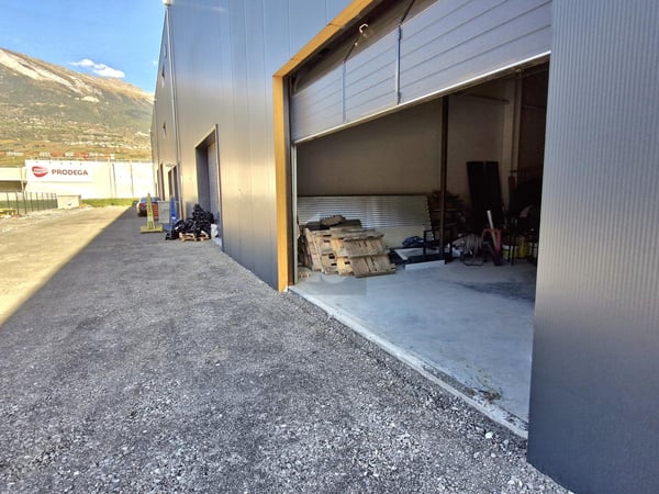 DÉPÔT NEUF LE LONG DE L'AUTOROUTE 2