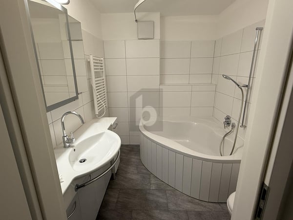 HELL, MODERN MIT BALKON UND TOP KÜCHE 2