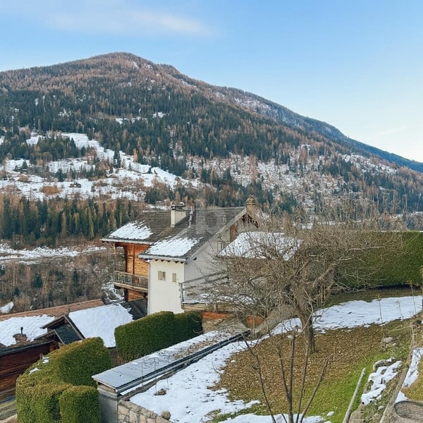 REFUGE ALPIN AVEC VUE PANORAMIQUE 1