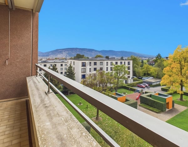 LUMINEUX AVEC BALCON ET PROCHE DE O.I 5