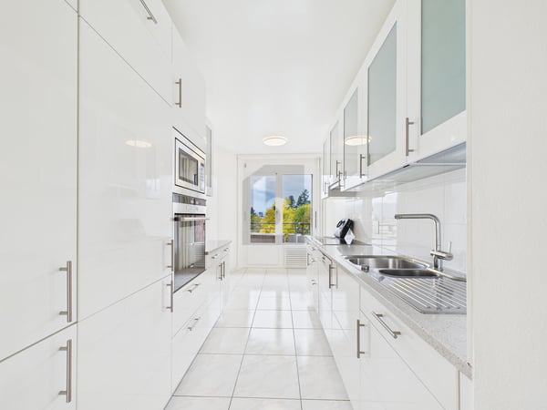 LUMINEUX AVEC BALCON ET PROCHE DE O.I 2