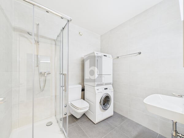 LUMINEUX AVEC BALCON ET PROCHE DE O.I 4