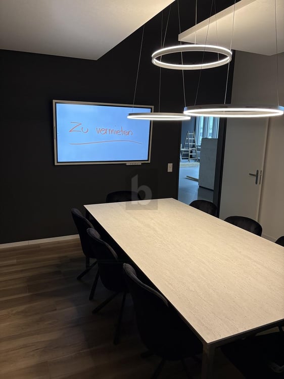 MODERNE BÜROS IM WACHSENDEN GEWERBEZENTRUM 1