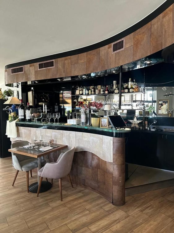 RESTAURANT AVEC FORTE ACTIVITÉ A REMETTRE 1