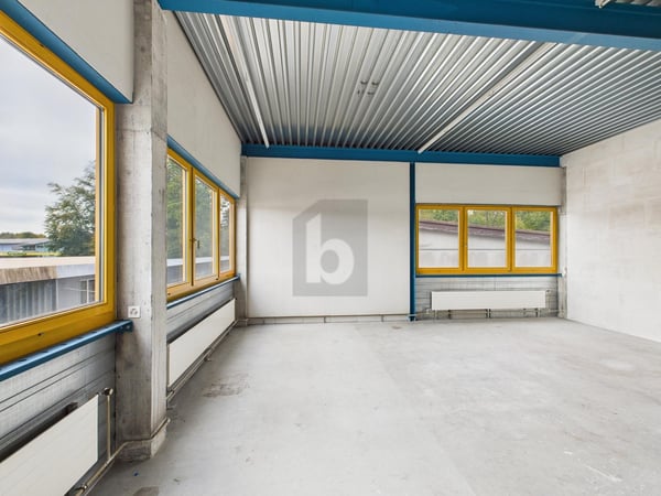 MIT GROSSEM WARENLIFT AM AUTOBAHNANSCHLUSS 3