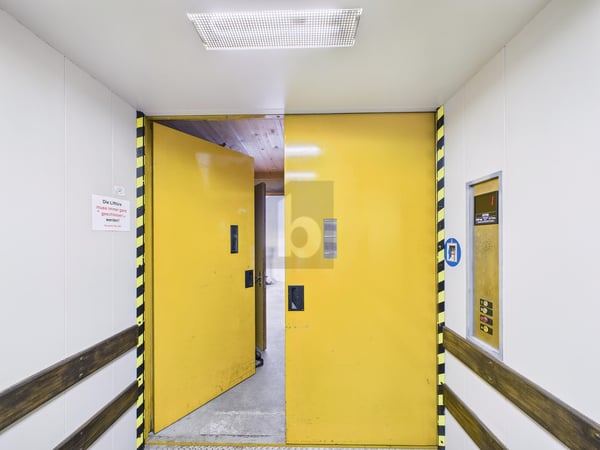 MIT GROSSEM WARENLIFT AM AUTOBAHNANSCHLUSS 2