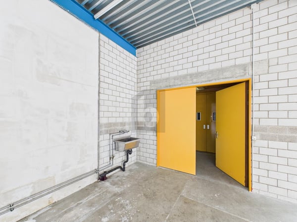 MIT GROSSEM WARENLIFT AM AUTOBAHNANSCHLUSS 4