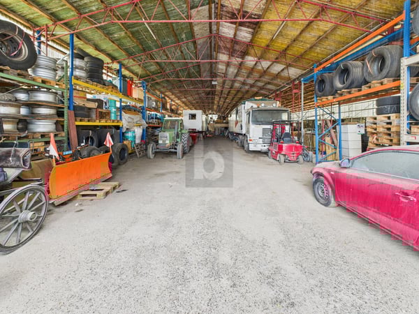 PRAKTISCH, GUT GELEGEN, MIT DIREKTER EINFAHRT 2