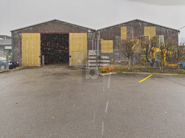 PRAKTISCH, GUT GELEGEN, MIT DIREKTER EINFAHRT 3