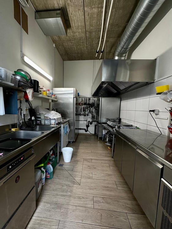 DANS UN CENTRE COMMERCIALE 3